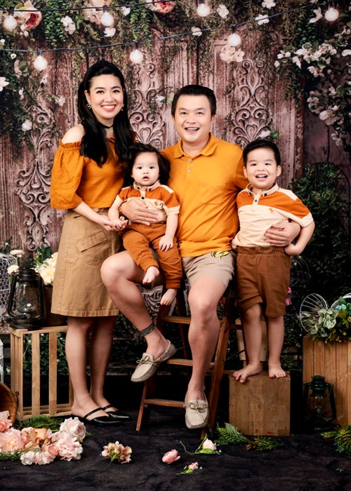 Năm 2014, sau 12 năm hẹn hò, Lê Khánh và Tuấn Khải tổ chức đám cưới. Cặp đôi có hai con trai chung: Tuấn Khang và Tuấn Kha. Ảnh: FBNV