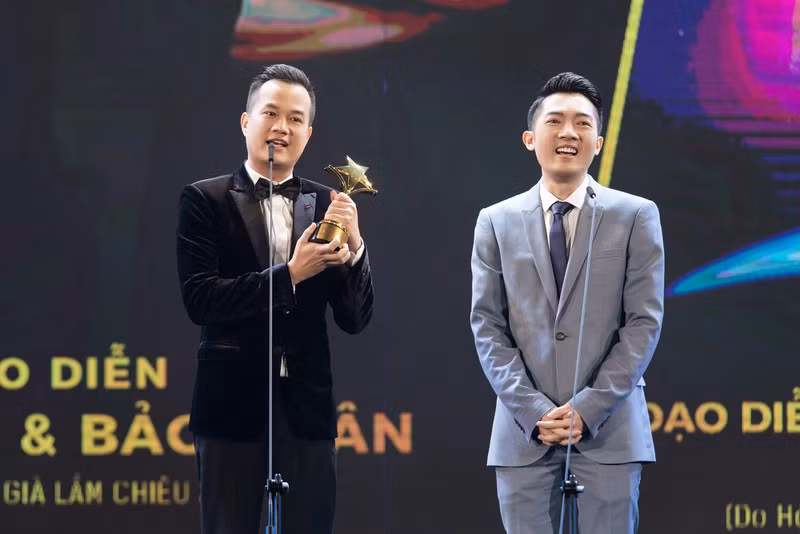 Series “Gái già lắm chiêu” được đề cử nhiều giải thưởng. Theo VOV, tại Ngôi sao xanh 2019, "Gái già lắm chiêu 2" được đề cử vào top 3 ở 8 hạng mục và được vinh danh ở 3 hạng mục quan trọng nhất: Giải phim điện ảnh hay nhất (Do hội đồng nghệ thuật bình chọn), Giải đạo diễn xuất sắc nhất (Do hội đồng nghệ thuật bình chọn), Giải quay phim xuất sắc nhất (Do hội đồng nghệ thuật bình chọn). Ảnh: VOV