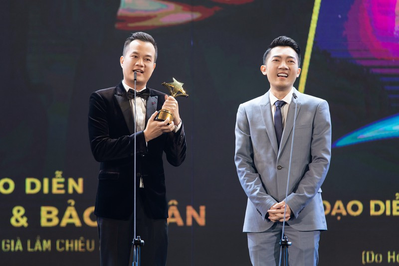 Series “Gái già lắm chiêu” được đề cử nhiều giải thưởng. Theo VOV, tại Ngôi sao xanh 2019, "Gái già lắm chiêu 2" được đề cử vào top 3 ở 8 hạng mục và được vinh danh ở 3 hạng mục quan trọng nhất: Giải phim điện ảnh hay nhất (Do hội đồng nghệ thuật bình chọn), Giải đạo diễn xuất sắc nhất (Do hội đồng nghệ thuật bình chọn), Giải quay phim xuất sắc nhất (Do hội đồng nghệ thuật bình chọn). Ảnh: VOV