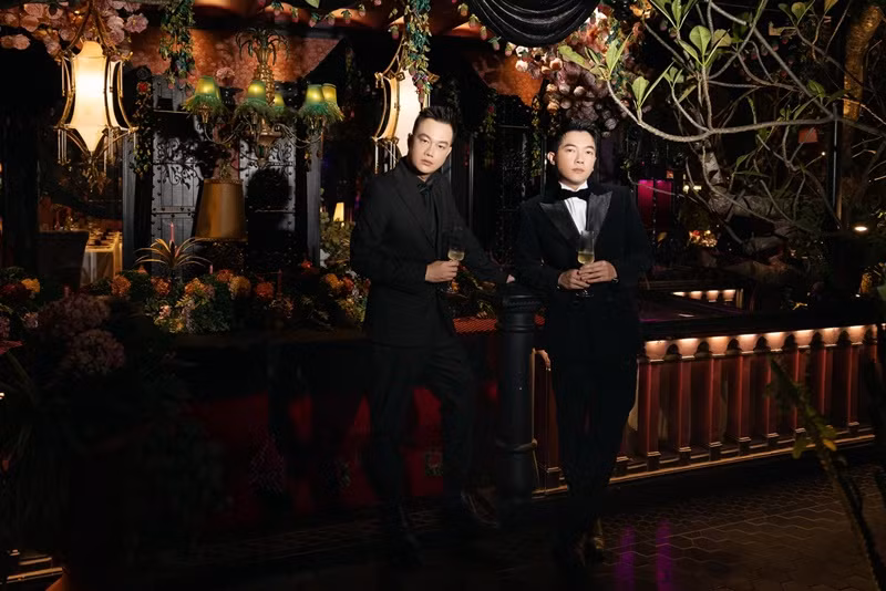 Bộ đôi đạo diễn làm phim về Đàm Vĩnh Hưng đều trẻ tuổi (cùng sinh năm 1983) nhưng rất tài năng dù là đạo diễn tay ngang. Ảnh: FBNV