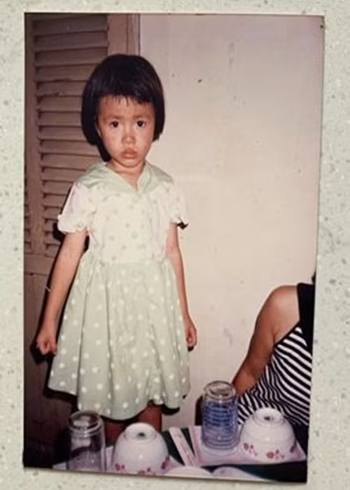 Minh Tú có tuổi thơ nghèo khó. Chân dài sinh năm 1991 chia sẻ, năm cô 3 tuổi, bố cô bỏ nhà đi, mẹ cô một mình nuôi 3 con ăn học. Ảnh: Sức khỏe và đời sống