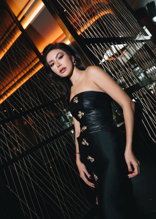 18 tuổi, khi học đại học năm nhất, Minh Tú bắt đầu đi làm. Ban đầu, cô bán hàng ở shop quần áo, sau đó chuyển sang làm PG. Ảnh: FBNV