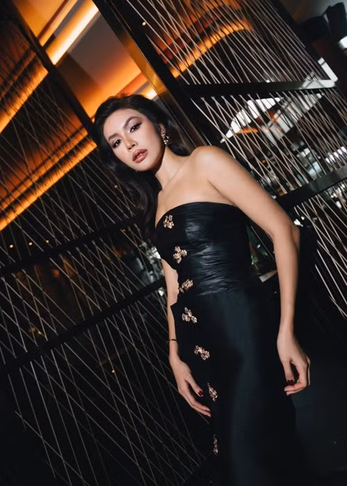 18 tuổi, khi học đại học năm nhất, Minh Tú bắt đầu đi làm. Ban đầu, cô bán hàng ở shop quần áo, sau đó chuyển sang làm PG. Ảnh: FBNV