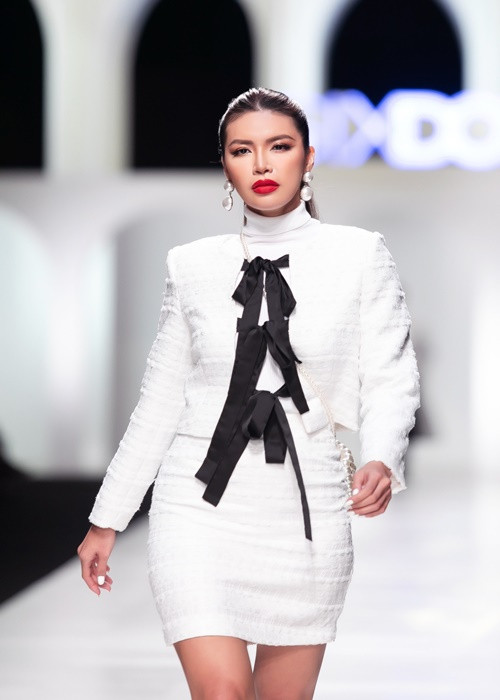 Chân dài quyết định làm người mẫu vì kiếm được nhiều tiền hơn. “Đi catwalk trên sàn được 300 ngàn, còn đứng làm PG từ sáng đến chiều có 150 ngàn”, Minh Tú nói. Ảnh: FBNV