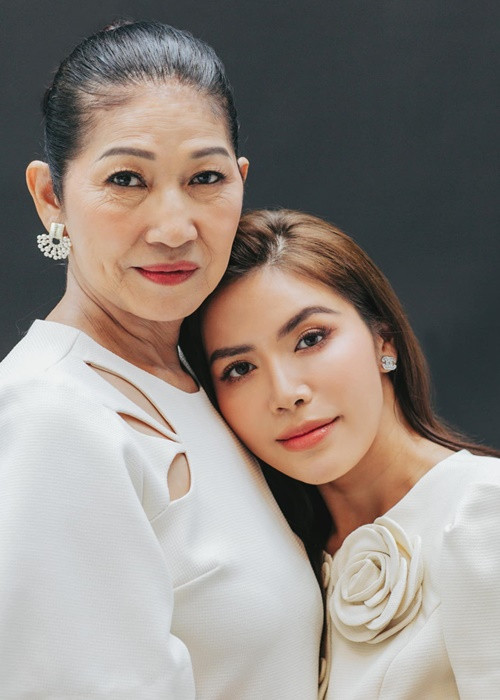 Minh Tú kể trên Dân Trí về sự hy sinh của mẹ ruột: "Mẹ tôi khi đó là công nhân tại một xưởng may mặc. Mẹ đi từ tờ mờ sáng, tới giờ tan ca bà lại tiếp tục làm thêm một công việc khác để kiếm tiền trang trải cuộc sống. Lương tháng tằn tiện, mẹ tích góp dành hết cho con cái được học hành đến nơi đến chốn", cô kể. Ảnh: FBNV