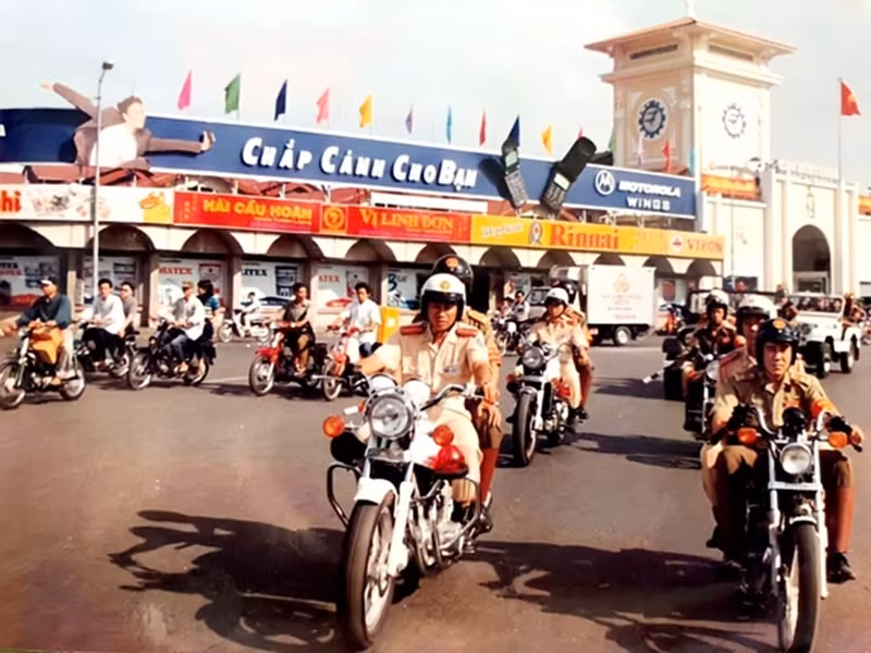 Năm 2006, vì hoàn cảnh cá nhân, Thắng Ngô (ngoài cùng bên phải) rời quân ngũ. Ảnh: Quân đội nhân dân