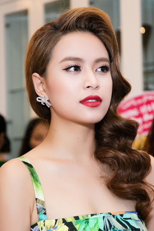 Theo Hoàng Thùy Linh, sau lùm xùm, cô bị đẩy lùi về phía sau vạch xuất phát. Để tiếp tục hoạt động nghệ thuật, cô phải cố gắng gấp 10 lần một nghệ sĩ mới khác. Ảnh: FBNV