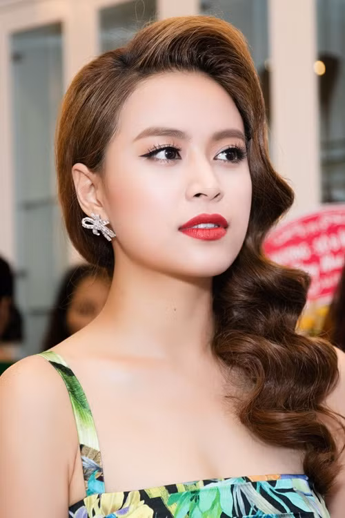 Theo Hoàng Thùy Linh, sau lùm xùm, cô bị đẩy lùi về phía sau vạch xuất phát. Để tiếp tục hoạt động nghệ thuật, cô phải cố gắng gấp 10 lần một nghệ sĩ mới khác. Ảnh: FBNV