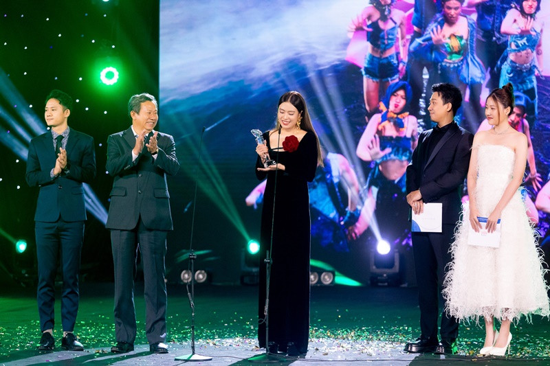 Sau bao nỗ lực, "Vàng Anh" Hoàng Thùy Linh đang hưởng nhiều “trái ngọt”. Nhiều người cho rằng nữ ca sĩ xứng đáng với các giải thưởng đạt được. Ảnh: FBNV