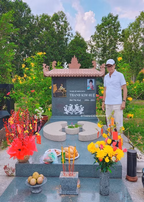 Nam nghệ sĩ luôn nhớ đến người vợ quá cố. Thi thoảng, ông lại đến viếng mộ. Ảnh: FBNV
