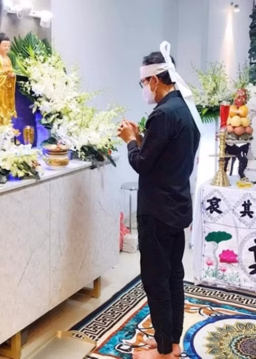 Thanh Điền nén đau buồn để tổ chức tang lễ cho vợ. Ảnh: Công lý xã hội