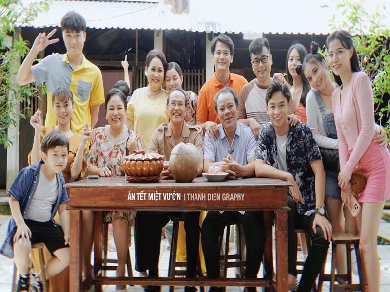 Thanh Điền vui vẻ trên phim trường "Ăn tết miệt vườn". Ảnh: FBNV