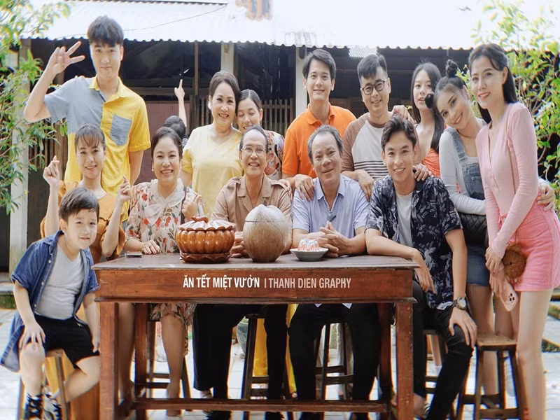 Thanh Điền vui vẻ trên phim trường "Ăn tết miệt vườn". Ảnh: FBNV