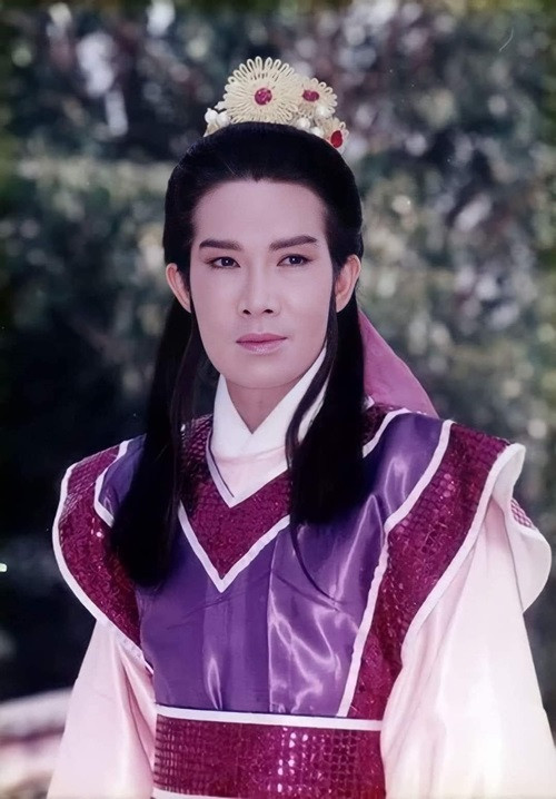 Theo Dân Việt, ngày nổi tiếng, Vũ Linh rất giàu có, mua nhiều căn nhà, xe ô tô. Tuy nhiên, ông lại đốt tiền vào trò cờ bạc, thậm chí từng thua hết cùng lúc 3 căn nhà. Theo Vũ Linh, ông chôn vùi cuộc đời vào sòng bạc vì mẹ qua đời, người yêu đầu đời rời xa vì chê kép hát. Ảnh: Zing