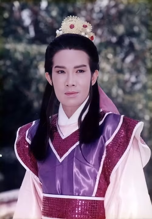 Theo Dân Việt, ngày nổi tiếng, Vũ Linh rất giàu có, mua nhiều căn nhà, xe ô tô. Tuy nhiên, ông lại đốt tiền vào trò cờ bạc, thậm chí từng thua hết cùng lúc 3 căn nhà. Theo Vũ Linh, ông chôn vùi cuộc đời vào sòng bạc vì mẹ qua đời, người yêu đầu đời rời xa vì chê kép hát. Ảnh: Zing