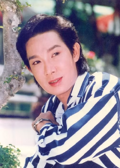 Vũ Linh từng yêu một cô gái sống gần nơi đoàn hát. Kết quả của cuộc tình này hai người có một cậu con trai, nhưng không may bé mất vì bệnh khi mới vài ba tuổi. Ảnh: Dân Trí