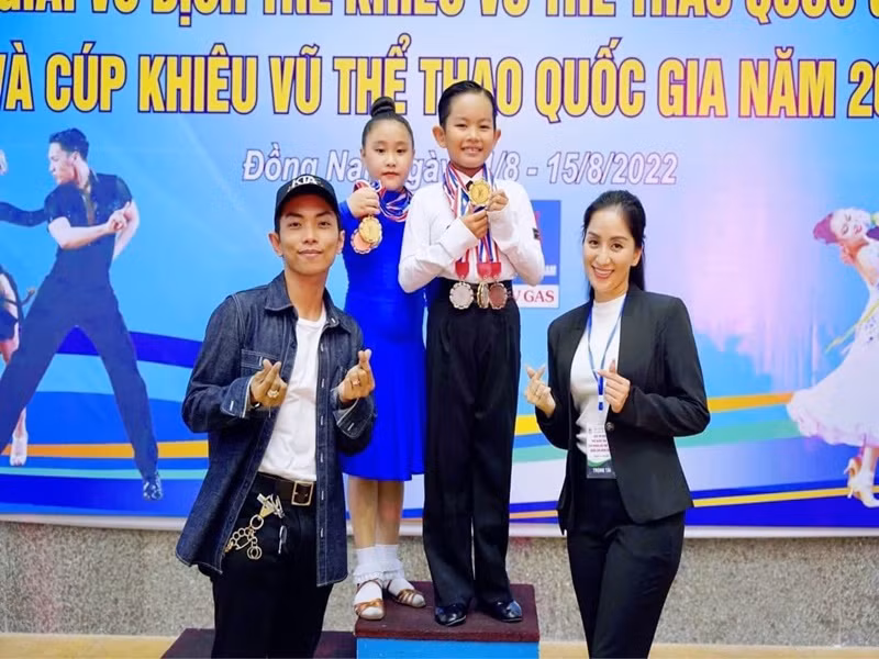 Nhiều người dự đoán trong tương lai bé Kubi có thể sẽ là kiện tướng dancesport giống bố mẹ. Ảnh: FBNV