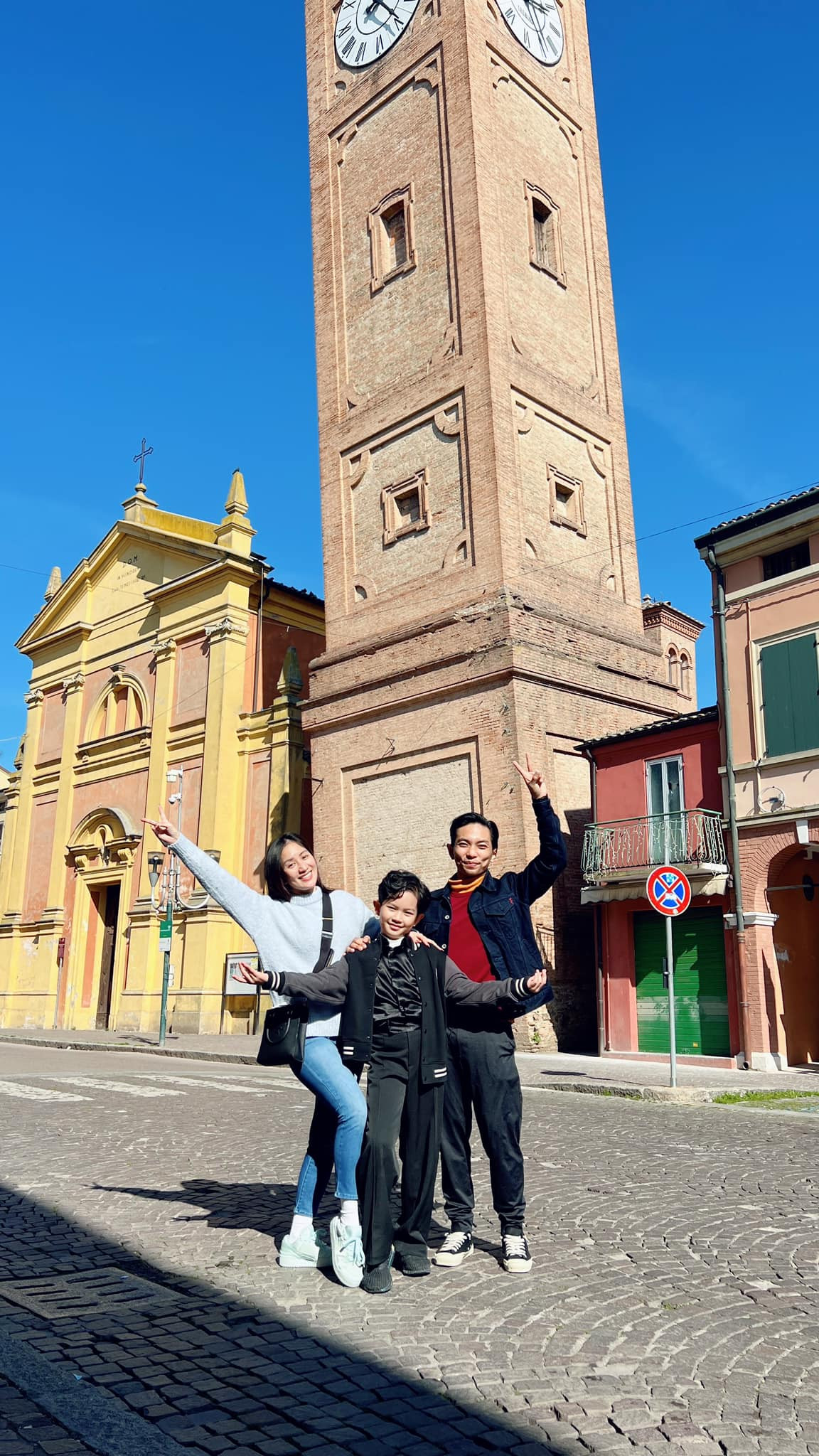 Vợ chồng Khánh Thi luôn muốn tạo điều kiện tốt nhất cho bé Kubi theo đuổi khiêu vũ thể thao. Ảnh: FBNV