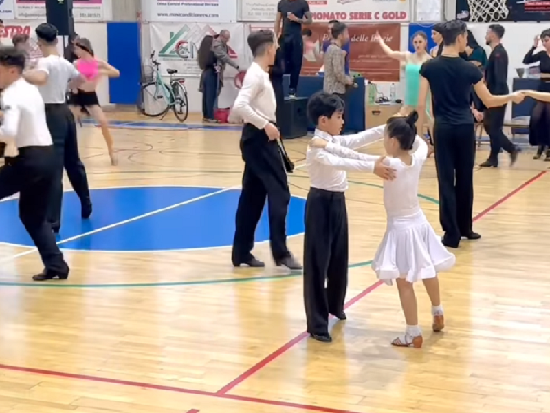 Khánh Thi cho hay, phần thi tập thể của bé Kubi và Phan Hiển cùng những người bạn quốc tế trong đợt tập huấn tại Italy vừa diễn ra. Ảnh chụp màn hình