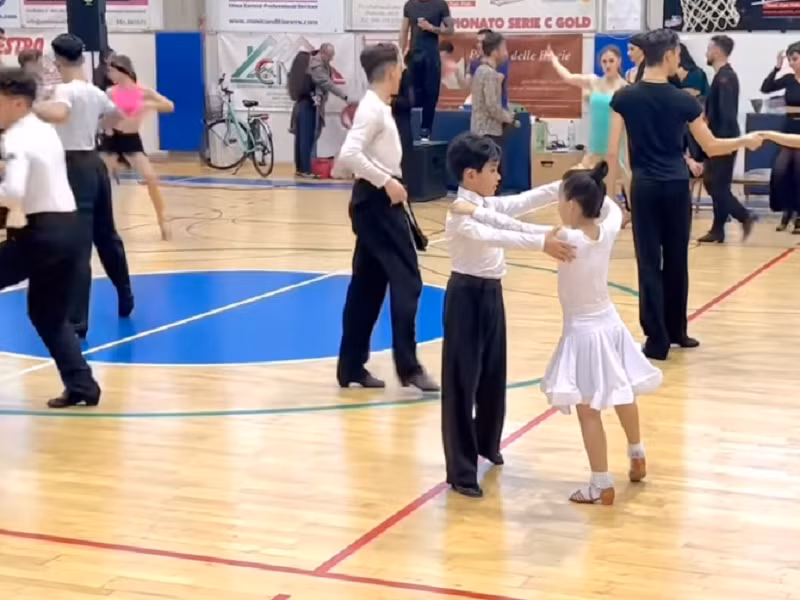 Khánh Thi cho hay, phần thi tập thể của bé Kubi và Phan Hiển cùng những người bạn quốc tế trong đợt tập huấn tại Italy vừa diễn ra. Ảnh chụp màn hình