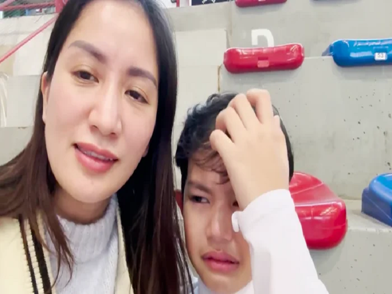 Trên trang cá nhân, Khánh Thi chia sẻ clip bên con trai và cho hay: "Đội của Kubi được giải nhì nên Kubi khóc luôn". Ảnh: Saostar