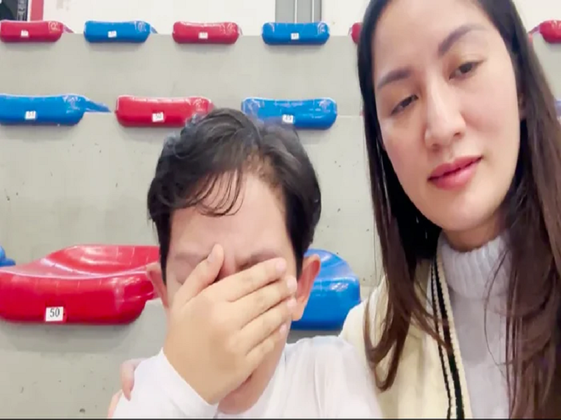 Khánh Thi liên tục dỗ dành con trai. "Đội mình cũng hay mà, đạt giải nhì là giỏi rồi con, đâu có sao đâu!", cô nhắn nhủ cậu quý tử. Ảnh: Saostar