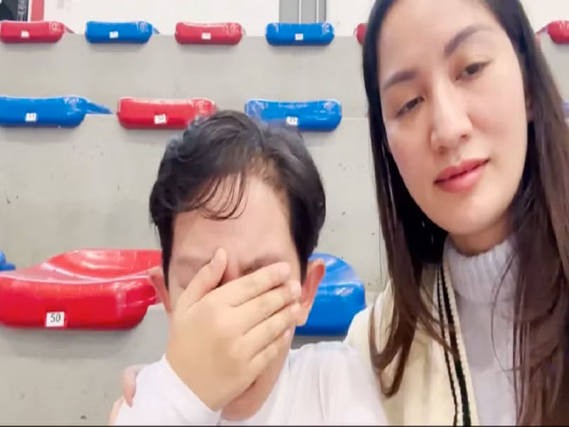 Khánh Thi liên tục dỗ dành con trai. "Đội mình cũng hay mà, đạt giải nhì là giỏi rồi con, đâu có sao đâu!", cô nhắn nhủ cậu quý tử. Ảnh: Saostar