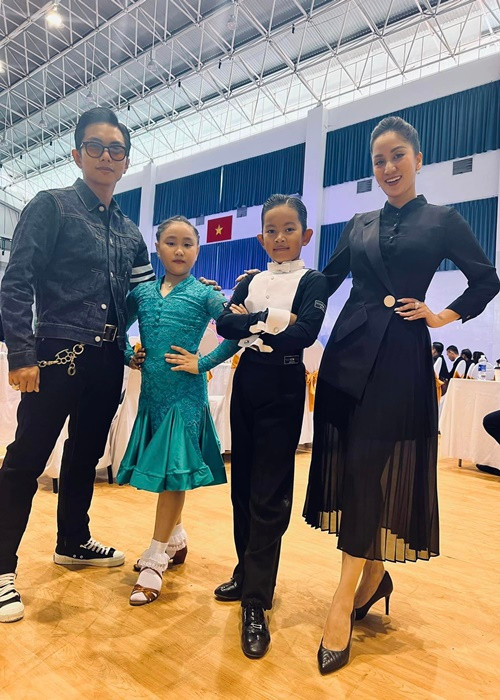 Khánh Thi và Phan Hiển đồng hành cùng con trai trong các cuộc thi. Ảnh: FBNV