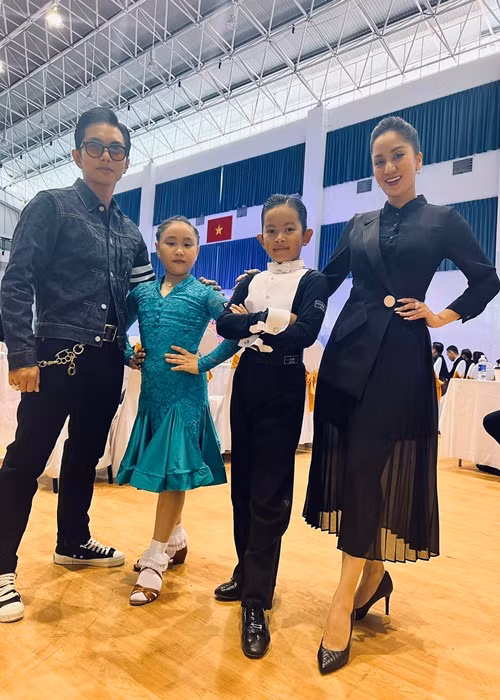 Khánh Thi và Phan Hiển đồng hành cùng con trai trong các cuộc thi. Ảnh: FBNV