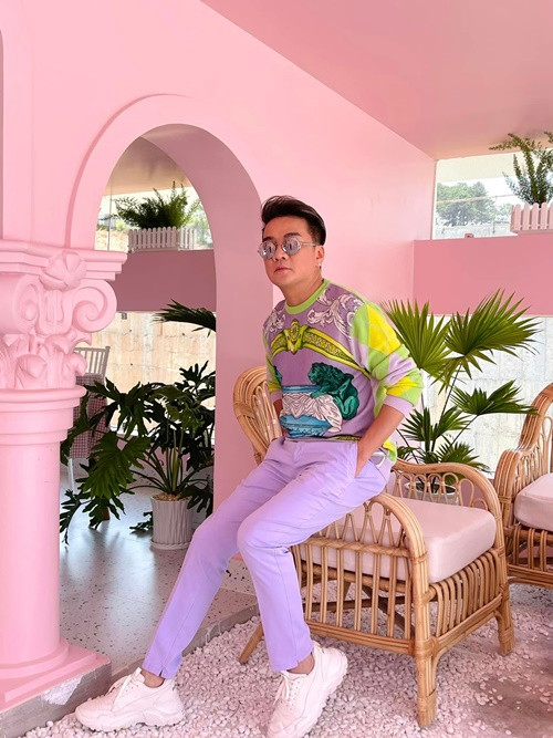 Trước đây, nam ca sĩ cho hay, anh không biết ai đặt cho anh danh xưng "ông hoàng nhạc Việt". “Có thể vì trước 1975 có ông vua đế nhựa, Hoàng đế Bolero, King POP… nên họ nghĩ ra tên “ông hoàng nhạc Việt” dành tặng Hưng. Vì Hưng hát nhạc Việt không à. Nhạc Việt, Hưng hát khá ổn. Hưng hát nhạc đỏ, nhạc xanh, nhạc vàng... hát được hết. Họ thấy Hưng khống chế được những màu sắc âm nhạc đó nên tặng cho Hưng danh xưng đó. Hưng không biết đó là ai. Hưng không tự xưng mình là ông hoàng nhạc Việt. Đây là lần giải thích thứ n của Hưng rồi”, Mr Đàm chia sẻ trên Pháp luật TP HCM. Ảnh: FBNV