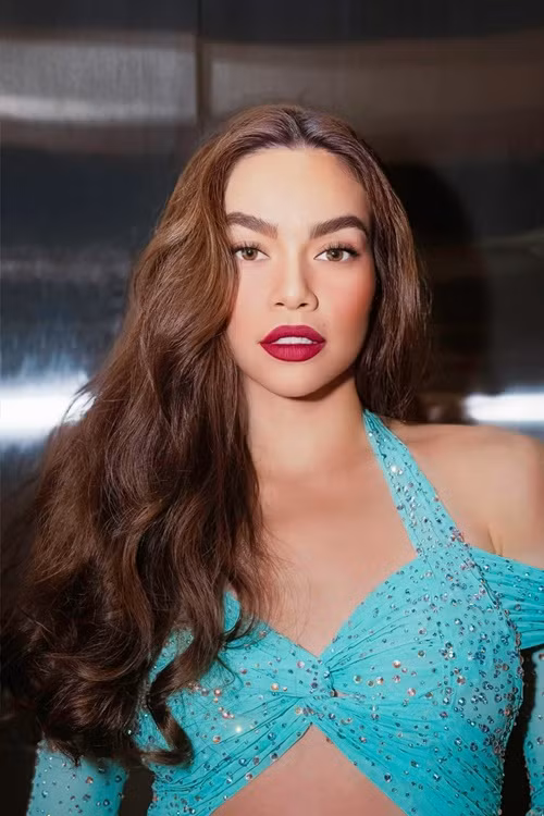 Hồ Ngọc Hà có danh xưng là “nữ hoàng giải trí”. Nữ ca sĩ khẳng định, cô chưa bao giờ thừa nhận bất kỳ danh xưng nào cả, thậm chí là danh xưng nữ hoàng giải trí nhưng cô cũng không dám phủ nhận vì đó là tình cảm mà khán giả dành cho mình. Ảnh: FBNV