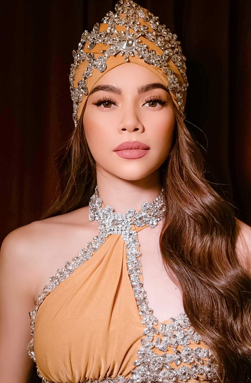 Hà Hồ còn nói thêm: “Dù bất cứ danh xưng nào thì Hà cũng nghĩ đến mặt tích cực của nó và lấy đó làm động lực để phấn đấu. Vương miện nào rồi cũng sẽ nhường lại... Chỗ đứng nào rồi cũng sẽ bước qua. Quan trọng là mọi người nhớ về mình như thế nào!". Ảnh: FBNV