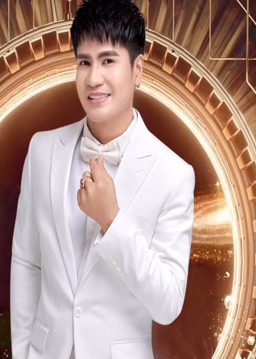 Nói về danh xưng "vua nhạc sàn", Lương Gia Huy chia sẻ rằng, anh quyết định viết lời tiếng Việt, phối nhạc lại các ca khúc nước ngoài trong vũ trường rồi đặt tên cho album là “Vua nhạc sàn”. “Đó chỉ là tên album thôi, xin đừng suy nghĩ rằng tôi tự phong mình là vua này vua kia", anh nói. Ảnh: FBNV