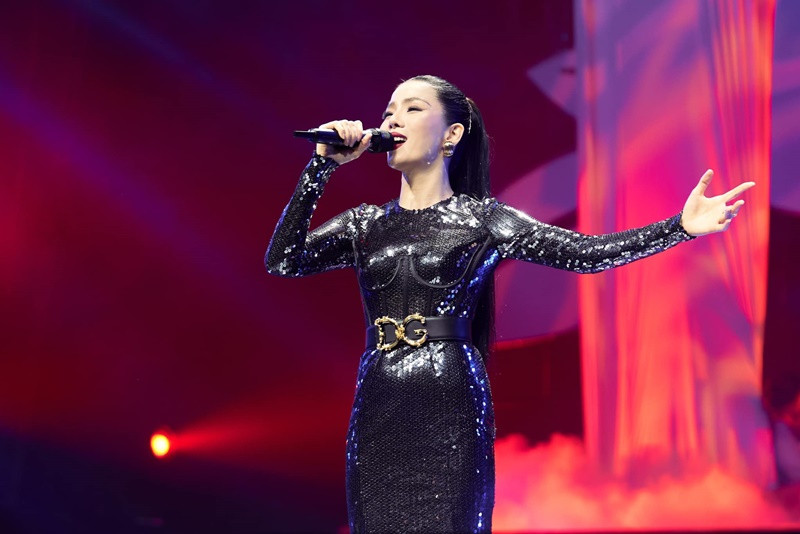 Được mệnh danh là "nữ hoàng phòng trà” hay “nữ hoàng nhạc xưa”, Lệ Quyên chia sẻ: “Với tôi, dòng nhạc bolero hay nhạc trẻ đều là những dòng nhạc đáng quý trọng. Tôi thực sự không dám nhận danh xưng nữ hoàng nhạc xưa mà khán giả gọi mình thời gian gần đây”. Ảnh: FBNV