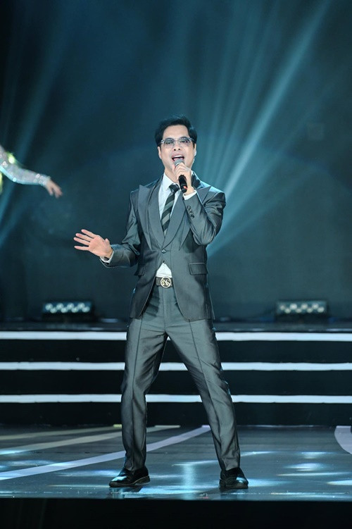 Ngọc Sơn lại được mệnh danh là “ông hoàng nhạc sến”. Về danh xưng này, nam ca sĩ chia sẻ: “Đại gia đình yêu thương Ngọc Sơn thì gọi Ngọc Sơn cái gì cũng được, nhưng Ngọc Sơn chỉ tự xem mình là tấm thân nhỏ bé của đại gia đình”. Ảnh: FBNV