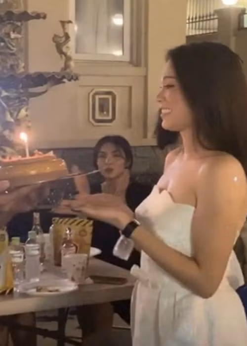 Dịp sinh nhật Linh Rin, Tăng Thanh Hà tham gia bữa tiệc và tặng quà Linh Rin. Ảnh: VTC