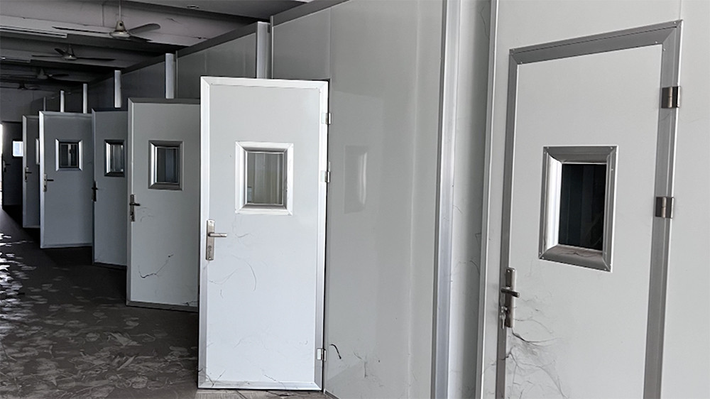 Vừa đến Việt Nam, nhóm của Leaw Boon Kiat thu giữ toàn bộ giấy tờ cá nhân và đưa họ về tòa nhà tại số 455 Bình Quới, phường 28, quận Bình Thạnh, không cho ra ngoài. Ngôi nhà được giám sát chặt chẽ bởi nhóm người Mayslasia, có camera giám sát, chia thành nhiều phòng để nhóm người Indonesia ở và cũng là nơi huấn luyện, hướng dẫn họ thực hiện lừa đảo qua mạng viễn thông. Ảnh: CA