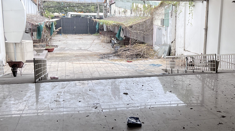 Công an xác định, nhóm của Leaw Boon Kiat biết rõ, nhiều người Indonesia đã quá hạn lưu trú theo diện miễn thị thực nhưng "giam lỏng" họ nhằm mục đích cưỡng ép thực hiện hành vi phạm tội, để hưởng lợi bất chính. Khu vực phía trước căn nhà được lắp camera canh giữ cẩn mật. Ảnh: CA