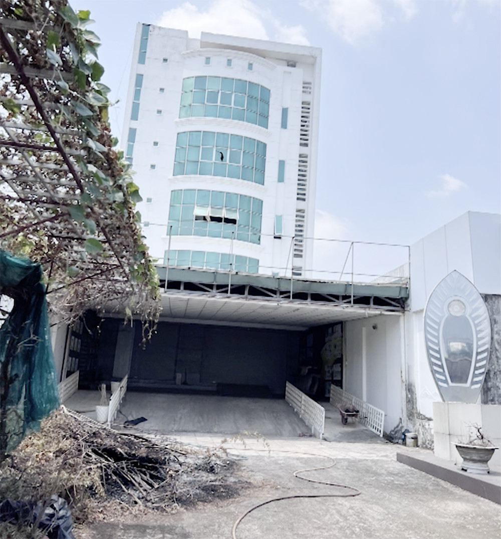 Tại 2 ngôi nhà, nhóm Maslaysia huấn luyện rồi yêu cầu nhóm người đang bị “giam lỏng” thực hiện giả danh công tố viên, cảnh sát, nhân viên ngân hàng… lừa đảo qua mạng viễn thông nhắm đến đồng hương của họ tại Indonesia. Ngôi nhà tại Quốc lộ 1, phường Tân Tạo, quận Bình Tân cũng được nhóm người Malaysia thông qua một phụ nữ Việt Nam để thuê mướn, sử dụng cho hoạt động phạm tội. Ảnh: CA