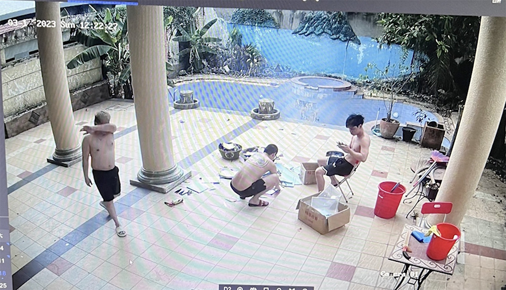 Được biết, ngôi nhà trên được N.T.L (31 tuổi, ngụ quận Bình Thạnh, là vợ của Leaw Boon Kiat) đứng tên thuê với giá 109 triệu đồng/tháng. Theo chỉ đạo của chồng và nhóm người Malaysia, L còn thuê 1 ngôi nhà khác, ở số 1244 Quốc lộ 1A, phường Tân Tạo, quận Bình Tân, với giá 150 triệu đồng/tháng. Ảnh: CA