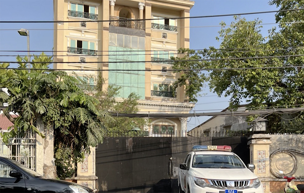 Quá trình điều tra làm rõ, Leaw Boon Kiat thông qua một công ty du lịch tại Indonesia để quảng cáo, giới thiệu việc làm “dịch vụ khách sạn, nhà hàng” nhằm dụ dỗ 30 công dân Indonesia đến Việt Nam. Những người này nhập cảnh theo từng nhóm nhỏ. Ngôi nhà tại đường Bình Quới, phường 28, quận Bình Thạnh, là địa điểm "giam lỏng" 30 người Inonesia. Ảnh: CA