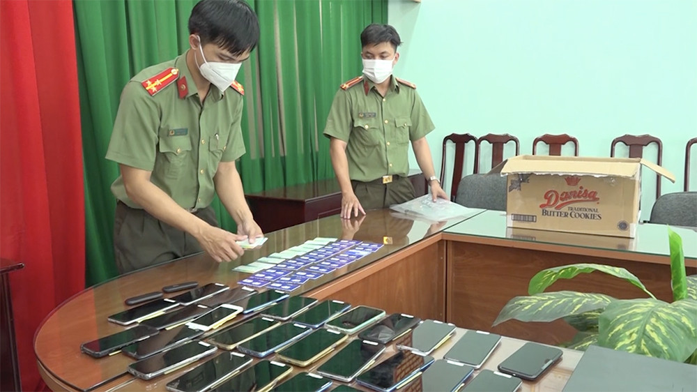 Công an thu giữ nhiều tang vật, trong ảnh là điện thoại, sim số và thẻ ngân hàng mà nhóm người Malaysia "cưỡng ép" những người Indonesia sử dụng để lừa đảo qua mạng viễn thông. Hiện Cơ quan An ninh điều tra - Công an TP HCM đang củng cố chứng cứ, đồng thời phối hợp Tổ chức Cảnh sát Hình sự quốc tế (tức Interpol) và Hiệp hội Tư lệnh Cảnh sát các nước Đông Nam Á (Aseanpol) mở rộng điều tra, xử lý. Ảnh: CA
