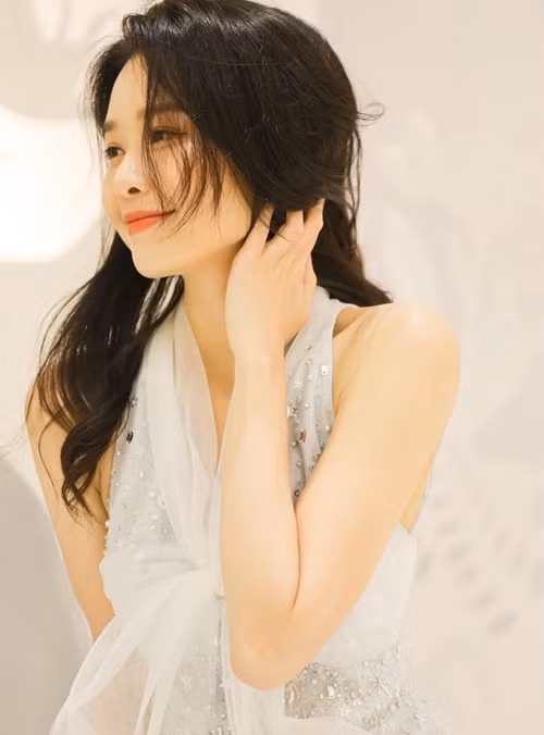 Minh Hằng chưa lên tiếng sau khi đồng nghiệp chia sẻ ảnh cưới của cô. Ảnh: FBNV