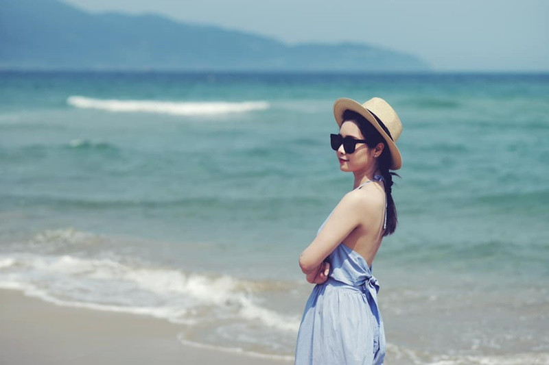 Minh Hằng khoe vai trần gợi cảm trong một chuyến đi biển. Ảnh: FBNV