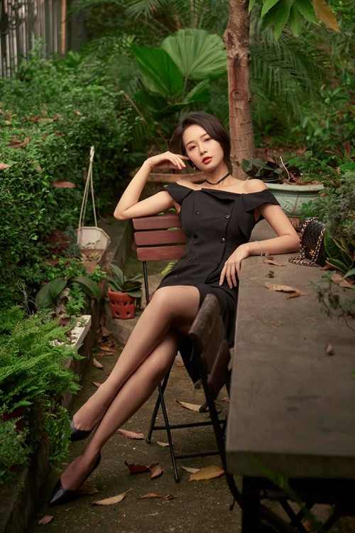 Nữ biên tập viên sinh năm 1988 "bất ngờ" lạnh lùng. Ảnh: FBNV