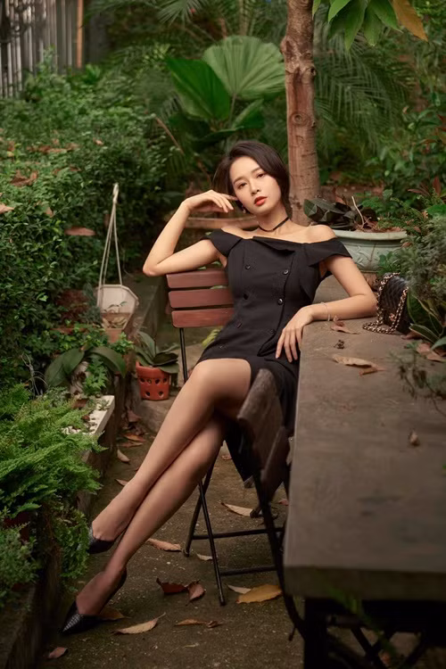 Nữ biên tập viên sinh năm 1988 "bất ngờ" lạnh lùng. Ảnh: FBNV