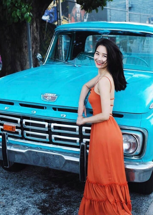 Nếu như trên sóng truyền hình Minh Hằng ăn mặc kín đáo, thanh lịch, thì ngoài đời, cô thoải mái lựa chọn trang phục gợi cảm. Ảnh: FBNV