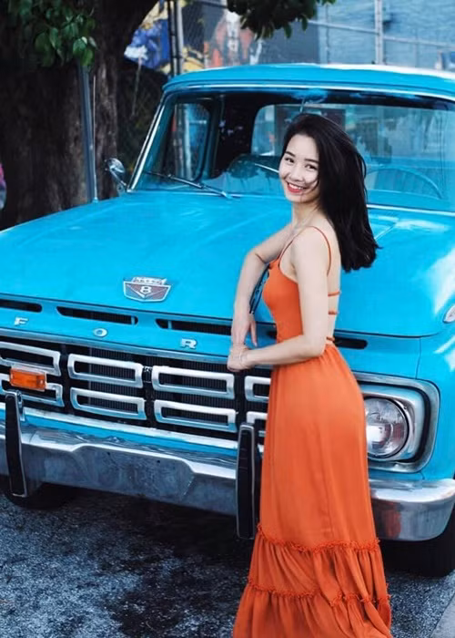 Nếu như trên sóng truyền hình Minh Hằng ăn mặc kín đáo, thanh lịch, thì ngoài đời, cô thoải mái lựa chọn trang phục gợi cảm. Ảnh: FBNV