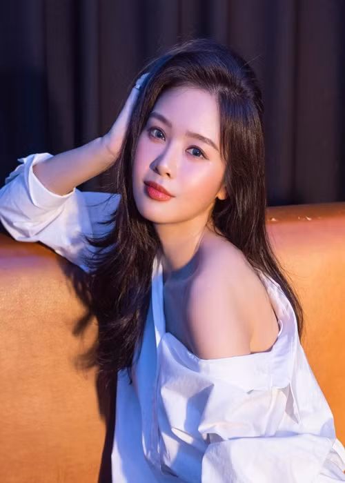 Nữ MC sở hữu gương mặt khả ái, vóc dáng thon gọn gợi cảm. Ảnh: FBNV