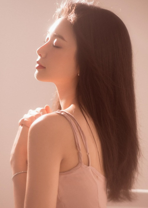 Cô mong người bạn đời có thể cùng nhau chia sẻ mọi buồn vui trong cuộc sống. Ảnh: FBNV